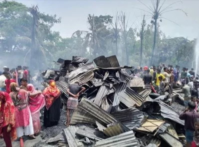 একে একে ১৮টি বসতঘর ও ঘরে থাকা মালামাল পুড়ে যায়