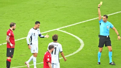 বাজে আচরণের জন্য রোনালদোকে হদুলকার্ড দেখান রোনালদো
