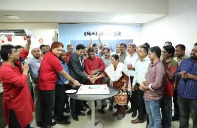 কর্মীদের আয়োজন &lsquo;আমাদের সম্পাদক, আমাদের উৎসব&rsquo; শীর্ষক অনুষ্ঠানে কেক কাটছেন দেশ রূপান্তর সম্পাদক