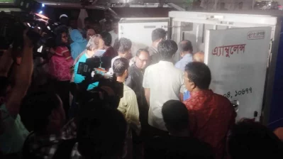 গ্র্যান্ডমাস্টার জিয়াউর রহমানের মরদেহ বহনকারী অ্যাম্বুলেন্স। ছবি: মুসাহো মুকুল