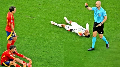 দানি কারভাহালকে লালকার্ড দেখাচ্ছেন অ্যান্থনি টেইলর