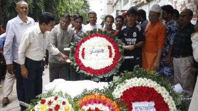 ক্রীড়াপ্রেমীরা শ্রদ্ধাজ্ঞাপন করছেন গ্র্যান্ডমাস্টার জিয়াকে। ছবি: মোশারফ হোসেন