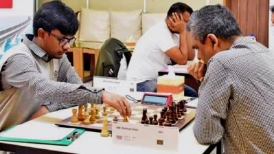 দাবার বোর্ডে পিতা-পুত্র। ফাইল ছবি