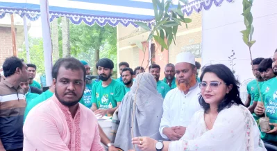 গাছের চারা বিতরণ করেন তথ্য প্রতিমন্ত্রী জুনাইদ আহমেদ পলকের স্ত্রী ও আলোকিত সমাজের সভাপতি আরিফা জেসমিন কনিকা | ছবি: সংগৃহীত 