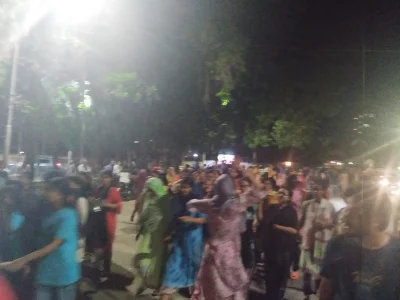 প্রধানমন্ত্রীর বক্তব্যর প্রতিবাদে রবিবার রাতে মিছিল করেছেন ঢাকা বিশ্ববিদ্যালয়ের শিক্ষার্থীরা।