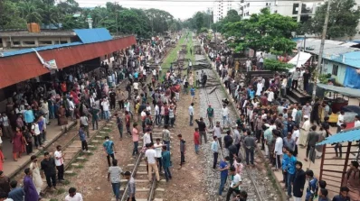 বিভিন্ন বেসরকারি বিশ্ববিদ্যালয় ও কলেজের শিক্ষার্থীরা নগরীর ষোল শহর রেলস্টেশনে সমাবেশ করে