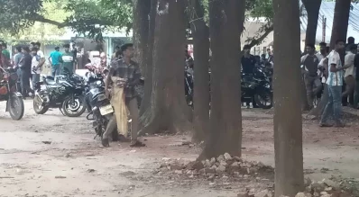 বিভিন্ন হলে বস্তা বোঝাই করে অস্ত্র নিয়ে যেতে দেখা যায়