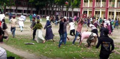 আন্দোলনরত শিক্ষার্থীদের পেটাচ্ছেন ছাত্রলীগ নেতাকর্মীরা 