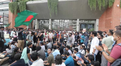 রাজধানীর মেরুল বাড্ডায় সড়ক অবরোধ করেছেন ব্র্যাক বিশ্ববিদ্যালয়ের শিক্ষার্থীরা।