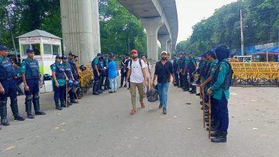 পুলিশের ব্যরিকেড। ছবি: দেশ রূপান্তর