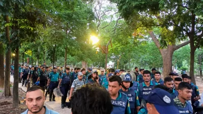 মাস্টারদা সূর্যসেন হলের সামনে থেকে চলে যাচ্ছে পুলিশ সদস্যরা। ছবি: দেশ রূপান্তর
