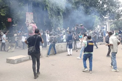 সাউন্ড গ্রেনেড টিয়ারশেলে অন্ধকার ঢাকা বিশ্ববিদ্যালয়। ছবি: দেশ রূপান্তর