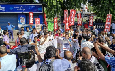 বিক্ষোভ শেষে শিক্ষার্থীদের একটি প্রতিনিধি দল বাংলাদেশ দূতাবাসে তাদের প্রতিবাদলিপি পৌঁছে দেন