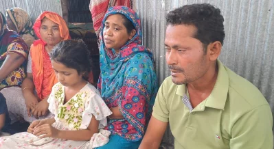 কান্না থামছেই না মারুফের মায়ের। পাশে বসা বাবা শরিফুল ইসলাম ও ছোট বোন মায়সা। শনিবার দুপুরে খোকসা থানা পাড়া থেকে তোলা | ছবি: দেশ রূপান্তর 