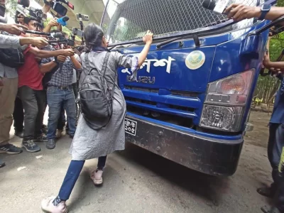 পুলিশের গাড়ির সামনে বাধা হয়ে দাঁড়ান নুসরাত নুর