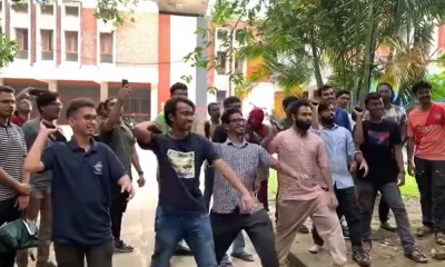 মাশরাফীর সেই বিকৃত করা গ্রাফিতিতে জুতা ছুড়ছেন এই তরুণরা। ছবি: ভিডিও থেকে নেওয়া