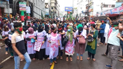 সরকারের পদত্যাগসহ বেশকিছু দাবিতে শিক্ষার্থীদের গণমিছিল। ছবি: দেশ রূপান্তর