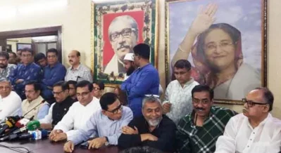 শনিবার রাজধানীর ধানমন্ডিতে আওয়ামী লীগ সভাপতির রাজনৈতিক কার্যালয়ে নেতাদের সঙ্গে শামীম ওসমান।