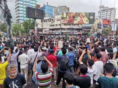সড়ক অবরোধ করে মিছিল করছেন আন্দোলনকারীরা। ছবি: দেশ রূপান্তর