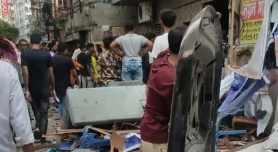 শামীমের ওসমানের ভাতিজা আজমেরী ওসমানের ভাঙচুর করা বাড়ির সামনে উৎসুক জনতা। ছবি: সংগৃহীত