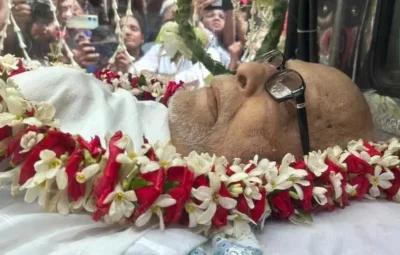 শেষ যাত্রায় বুদ্ধদেব ভট্টাচার্য।