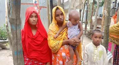 সন্তানদের সঙ্গে কমর উদ্দিনের স্ত্রী তাহমিনা আক্তার | ছবি: দেশ রূপান্তর