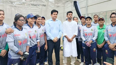 নারী দলের ক্রিকেটারদের সঙ্গে। ছবি: দেশ রূপান্তর