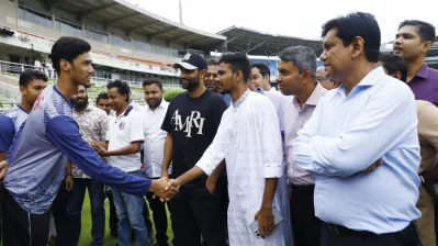 অনূর্ধ্ব-১৯ দলের ক্রিকেটারদের সঙ্গে যুব ও ক্রীড়া উপদেষ্টা। ছবি: দেশ রূপান্তর