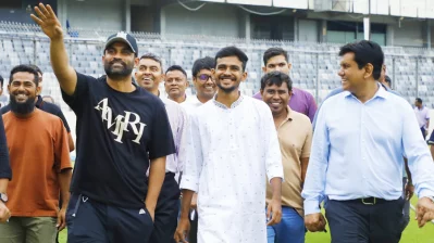 তামিমকে পাশে পেয়ে যেন ক্রীড়া উপদেষ্টার খুশিও ছিল আকাশচুম্বি। ছবি: দেশ রূপান্তর