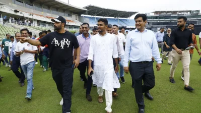 যুব ও ক্রীড়া উপদেষ্টাকে সব ঘুরিয়ে দেখাচ্ছিলেন তামিম ইকবাল। ছবি: দেশ রূপান্তর