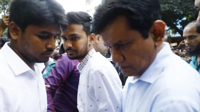 মিরপুর শেরে বাংলা ক্রিকেট স্টেডিয়ামে প্রবেশকালে। ছবি: দেশ রূপান্তর