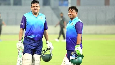মিরপুরে একটি প্রীতি ম্যাচে আকরাম খান ও ফারুক আহমেদ।