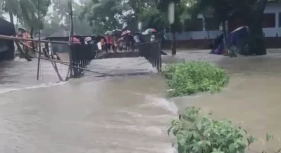 সেতু ভেঙে আখাউড়া-আগরতলা সড়কে যান চলাচল বন্ধ হয়ে গেছে | ছবি: দেশ রূপান্তর   