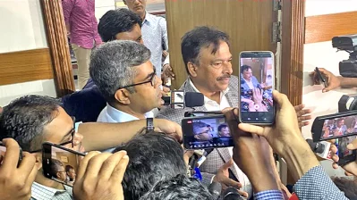 সাংবাদিকদের সঙ্গে কথা বলছেন নতুন বিসিবি সভাপতি ফারুক আহমেদ।