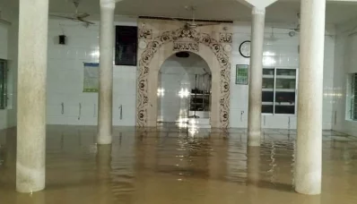 মিরসরাইয়ে বন্যায় প্লাবিত হয়েছে একটি মসজিদ। ছবি: ফোকাস বাংলা