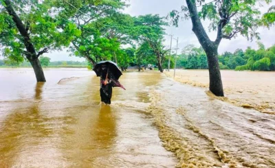 খাগড়াছড়িতে বন্যার পানিতে প্লাবিত সড়ক। ছবি ফোকাস বাংলা 
