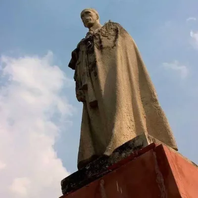 দিল্লির ইন্ডিয়া গেট থেকে সরিয়ে ফেলা হয় পঞ্চম জর্জের মূর্তি।