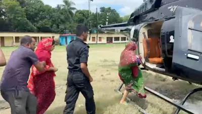 হেলিকপ্টার দিয়ে বন্যাকবলিতদের উদ্ধার করছে র&zwnj;্যাব।