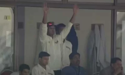 শচীনের ১৯৪* রানের সেই ম্যাচে রাহুল দ্রাবিড়ের ইনিংস ঘোষণার দৃশ্য।