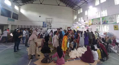সাধারণ মানুষের দেওয়া ত্রাণ সংগ্রহে ব্যস্ত স্বেচ্ছাসেবকরা।