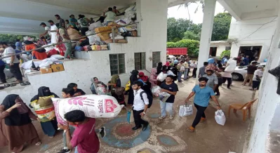 বন্যার্তদের জন্য ত্রাণ নিয়ে আসছে সাধারণ মানুষ।