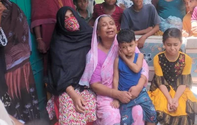 নিহত আনিসের দুই সন্তান নিয়ে স্ত্রী ও মায়ের আহাজারি। ছবি: দেশ রূপান্তর
