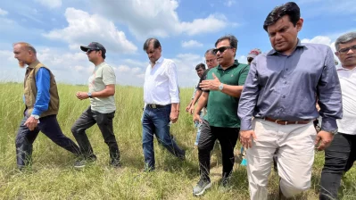 পূর্বাচলের মাঠ পরিদর্শনকালে বিসিবির নতুন সভাপতি ফারুক আহমেদ। ছবি: দেশ রূপান্তর