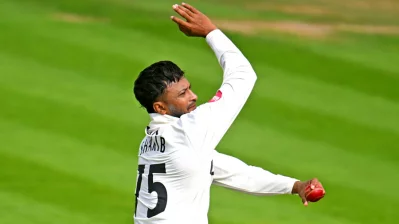 একাদশ ওভারেই বল করতে আসেন সাকিব আল হাসান। 