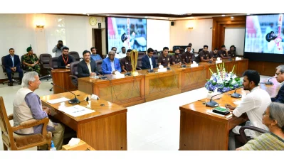 মুশফিকের সেঞ্চুরির ক্লিপ দেখছেন প্রধান উপদেষ্টা