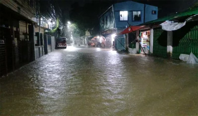 ভারী বৃষ্টিতে ডুবে গেছে কক্সবাজারের বিভিন্ন এলাকা। ছবি: দেশ রূপান্তর 