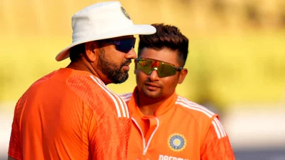 ভারতীয় দলের অনুশীলনে রোহিত শর্মা ও সরফরাজ খান। ফাইল ছবি