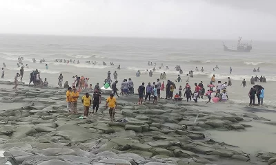 ঢেউয়ের তালে তালে মেতেছেন হাজারও পর্যটক