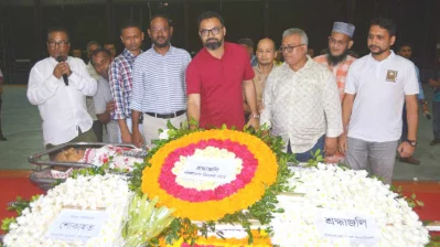 প্রয়াত অঘোর মন্ডলের মরদেহে ফুল দিয়ে শ্রদ্ধা জানান জাতীয় দলের সাবেক অধিনায়ক আমিনুল হক।