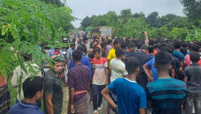 কুষ্টিয়া-রাজবাড়ী আঞ্চলিক মহাসড়ক অবরোধ করে বিক্ষোভ করেছে স্থানীয়রা।